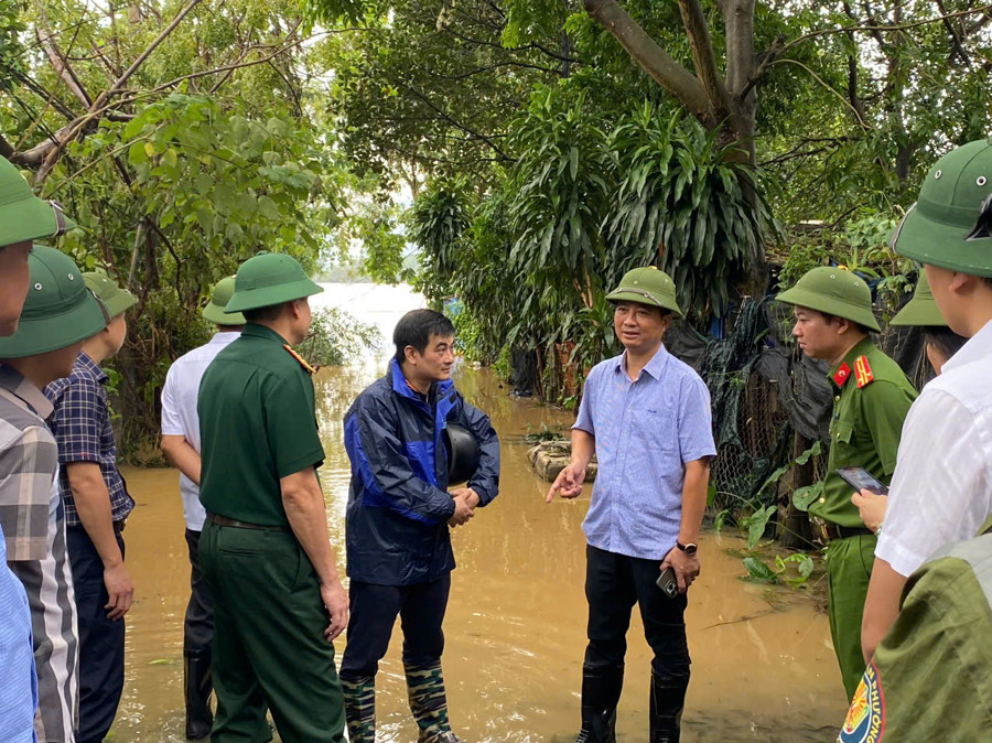 Bí thư Quận ủy Hoàng Mai Nguyễn Xuân Linh và đoàn công tác kiểm tra bến đò Thúy Lĩnh, phường Lĩnh Nam. Ảnh TA