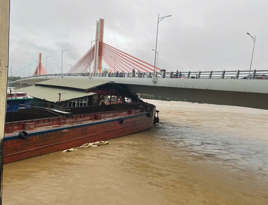 Các phương tiện trôi tự do trên sông Lô va chạm và mắc kẹt tại cầu Vĩnh Phú. Ảnh: Lương Giang