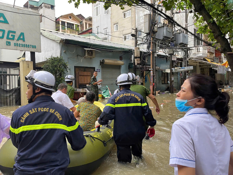 Hỗ trợ di chuyển Bệnh viện Đa khoa Hoè Nhai và Bệnh viện Medlatec ra khỏi khu vực ngập úng. 