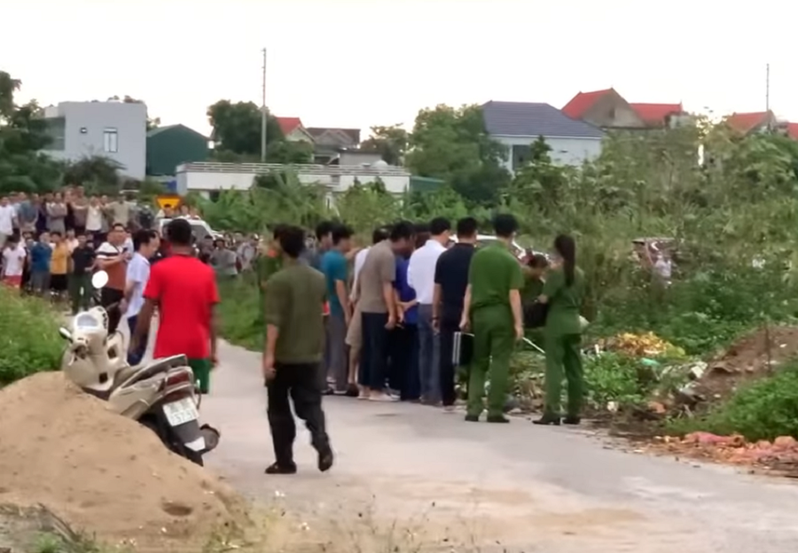 Cơ quan Công an khám nghiệm hiện trường nơi đối tượng cất giấu một phần hài cốt của người đã khuất.