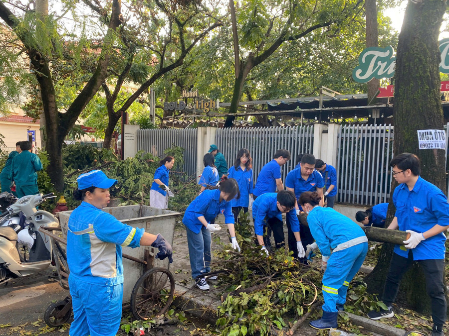 Đoàn viên, thanh niên phối hợp cùng các lực lượng chức năng vệ sinh môi trường tại phường Vĩnh Phúc. 