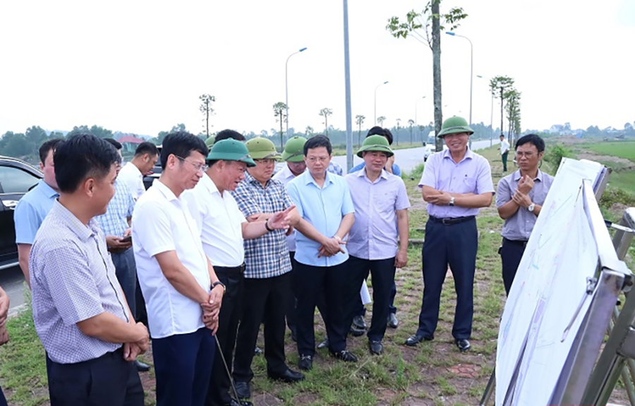 Ông Nguyễn Văn Thi, Phó Chủ tịch Thường trực UBND tỉnh Thanh Hóa nghe báo cáo việc lựa chọn vị trí xây dựng kho dự trữ quốc gia đối với dầu thô, kho dự trữ LNG. Ảnh: Minh Hằng