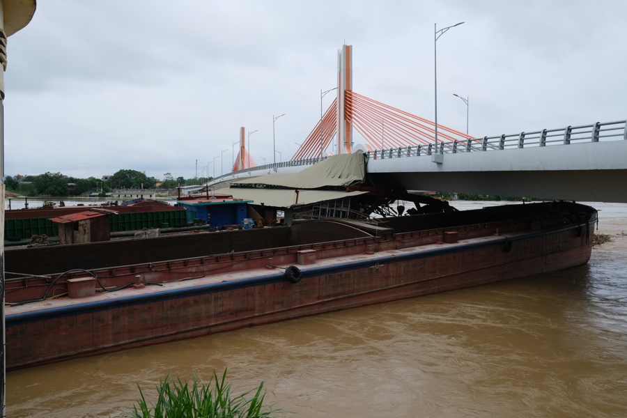 Sự cố tàu thuyền, sà lan trôi tự do và va chạm nhau mắc kẹt tại trụ cầu Vĩnh Phú sáng 10/9. Ảnh Sỹ Hào. 