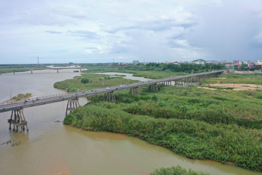 Cầu Trà Khúc 1 bắc qua sông Trà Khúc, được xây dựng từ năm 1963.