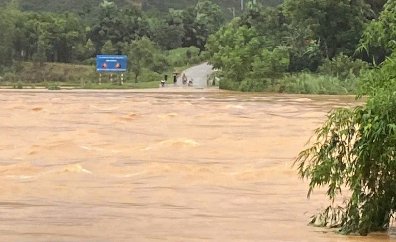 Cầu Tràn bắc qua sông Ngàn Sâu nối trung tâm xã Hương Liên vào bản Rào Tre bị ngập sâu gần 2m