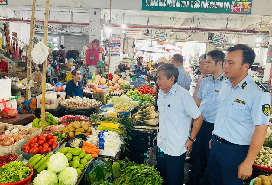 Cục QLTT tỉnh Vĩnh Phúc tăng cường kiểm tra kiểm soát đảm bảo bình ổn thị trường sau bão số 3. Ảnh CQLTT. 