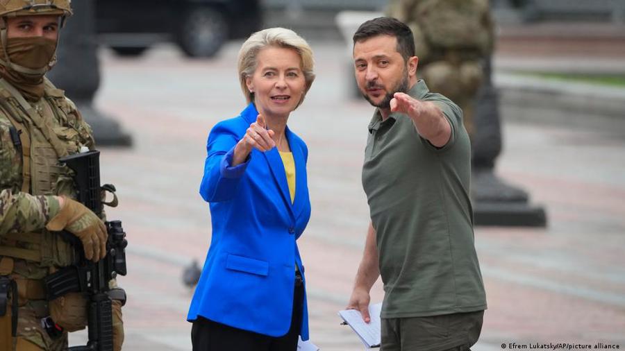 Chủ tịch Ủy ban châu Âu Ursula von der Leyen (trái) và Tổng thống Ukraine Zelensky khi bà đến thăm Kiev hồi tháng 9. Ảnh: DW