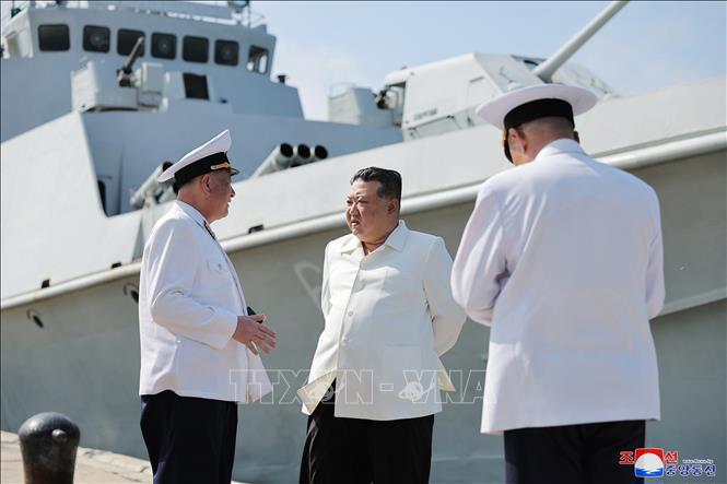 Nhà lãnh đạo Triều Tiên Kim Jong-un (giữa) thị sát đội tàu tuần tra mặt nước Cận vệ số 2 thuộc Hạm đội Biển Đông (vùng biển phía Đông bán đảo Triều Tiên) của Hải quân Quân đội Nhân dân Triều Tiên (KPA) ngày 21/8/2023. Ảnh: KCNA/TTXVN