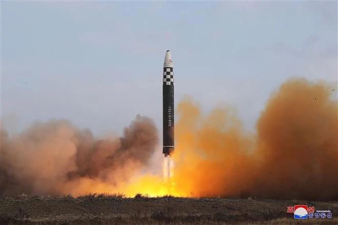 Vụ phóng tên lửa đạn đạo xuyên lục địa (ICBM) "Hwasong Gun 17" của Triều Tiên ngày 18/11/2022. Ảnh: TTXVN