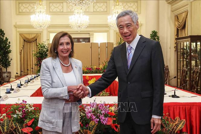 Chủ tịch Hạ viện Mỹ Nancy Pelosi (trái) trong cuộc gặp Thủ tướng Singapore Lý Hiển Long tại Singapore ngày 1/8/2022. Ảnh: TTXVN