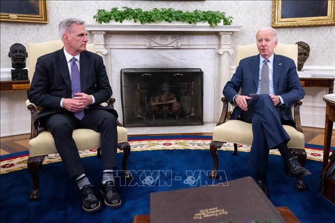 Tổng thống Mỹ Joe Biden (phải) và Chủ tịch Hạ viện Kevin McCarthy tại Phòng Bầu dục của Nhà Trắng. Ảnh: TTXVN