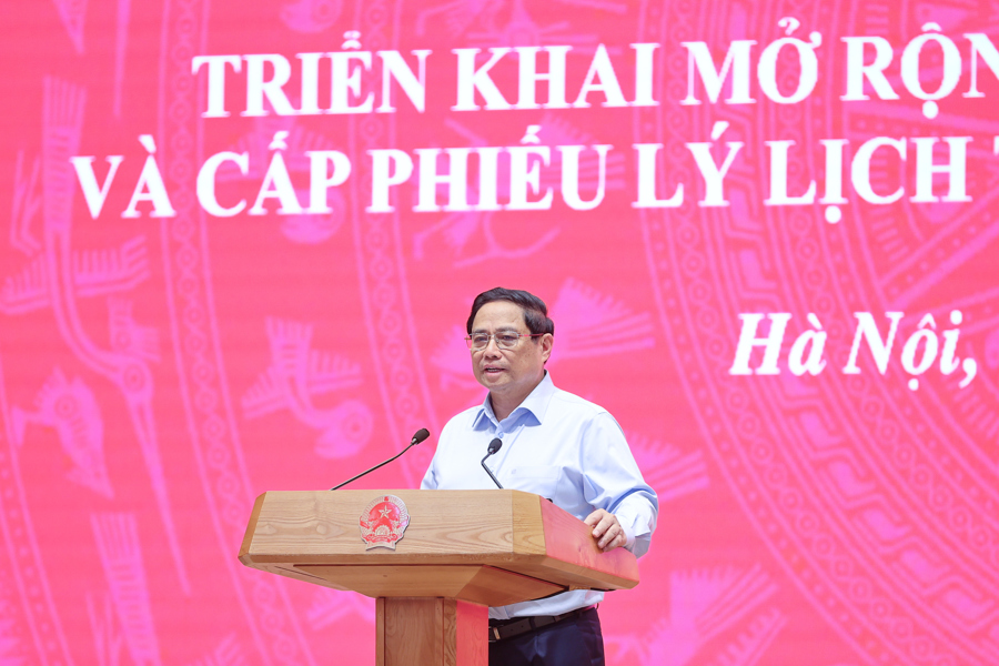 Thủ tướng Chính phủ Phạm Minh Chính phát biểu tại Hội nghị trực tuyến triển khai mở rộng thí điểm sổ sức khỏe điện tử và cấp phiếu lý lịch tư pháp qua VneID trên toàn quốc - Ảnh: VGP/Nhật Bắc