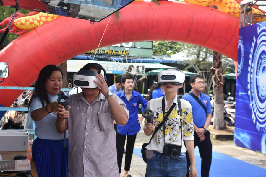 Đông đảo người dân Cà Mau tham gia hưởng ứng ngày Chuyển đổi số (Hoàng Nam)