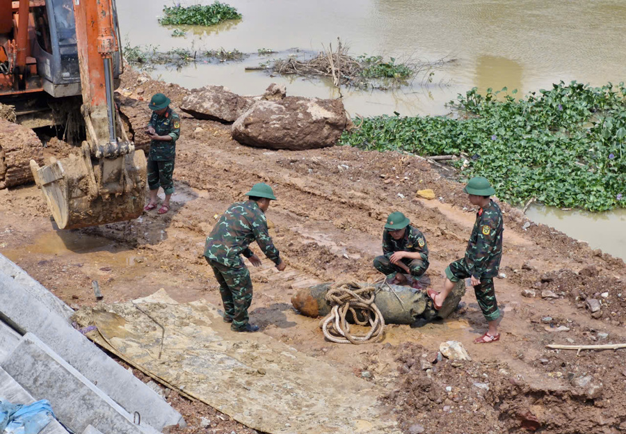 Qủa bom được phát hiện, trục vớt tại dự án kè chống sạt lở bờ sông Ngàn Mọ đoạn gần cầu Chợ Vực thuộc địa bàn thôn Phương Trứ, xã Cẩm Duệ, huyện Cẩm Xuyên