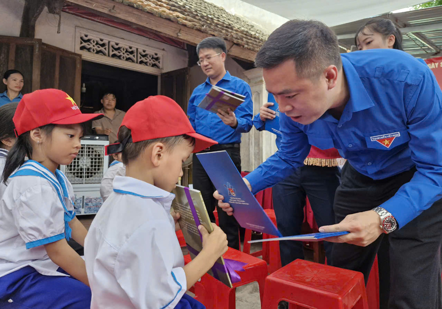 Trong đợt này, Trung ương Đoàn TNCS Hồ Chí Minh và các bên liên quan đã huy động nguồn lực trao tặng hơn 350 suất học bổng, mỗi suất trị giá 1 triệu đồng cho thanh thiếu nhi gặp hoàn cảnh khó khăn