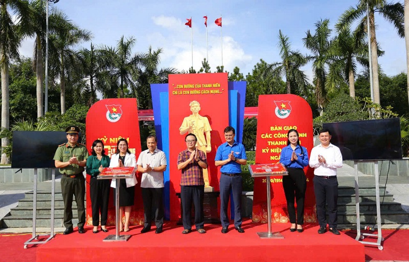 Lãnh đạo Ban Tuyên giáo Trung ương, Trung ương Đoàn, lãnh đạo tỉnh Hà Tĩnh khánh thành, bàn giao công trình (cụm cột cờ Đảng, cờ Tổ quốc, cờ Đoàn và công trình số hóa) tại Khu tưởng niệm Lý Tự Trọng ở xã Việt Tiến, huyện Thạch Hà