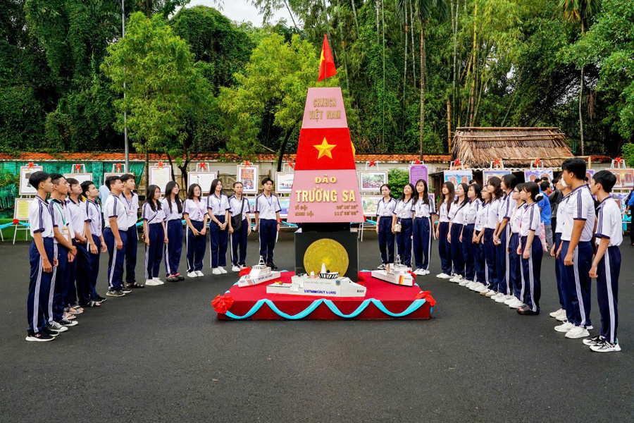  Đợt trưng bày tư liệu, hình ảnh về Hoàng Sa, Trương Sa tại Cà Mau được kéo dài từ 23 đến 27/10/2024.