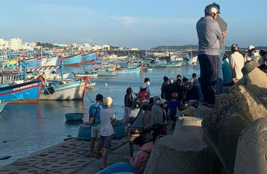 Khu vực bãi Lăng Cô, xã Tam Thanh (huyện đảo Phú Quý) nơi phát hiện thi thể nam du khách bị mất tích 9 ngày trên biển.