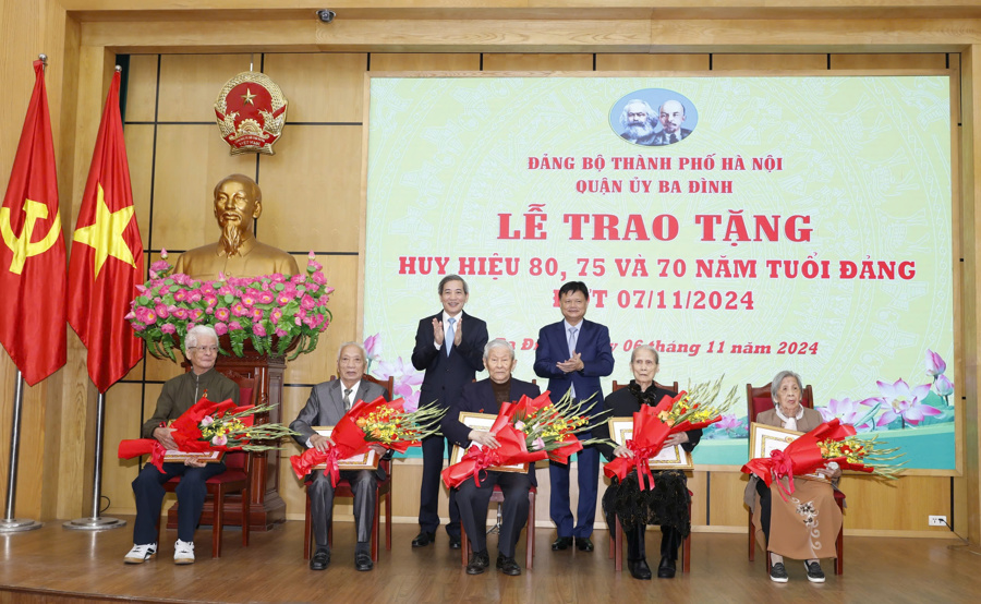 Trưởng ban Tổ chức Thành ủy Vũ Đức Bảo và Bí thư Quận ủy Ba Đình Hoàng Minh Dũng Tiến trao Huy hiệu 75 năm và 70 năm tuổi Đảng tặng các đảng viên lão thành. 