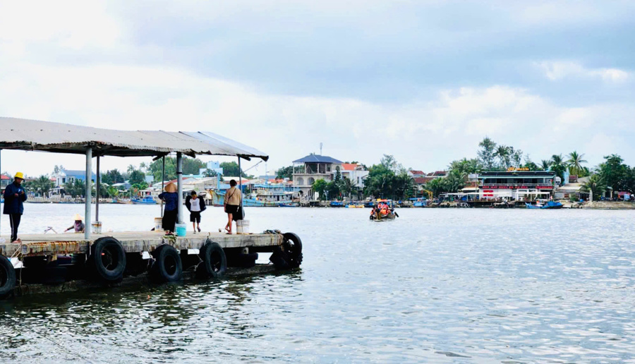 Chiếc phà sắt duy nhất để đi vào đất liền bị hỏng khiến hàng nghìn người dân xã đảo Tam Hải (huyện Núi Thành, tỉnh Quảng Nam) bị đảo lộn cuộc sống.