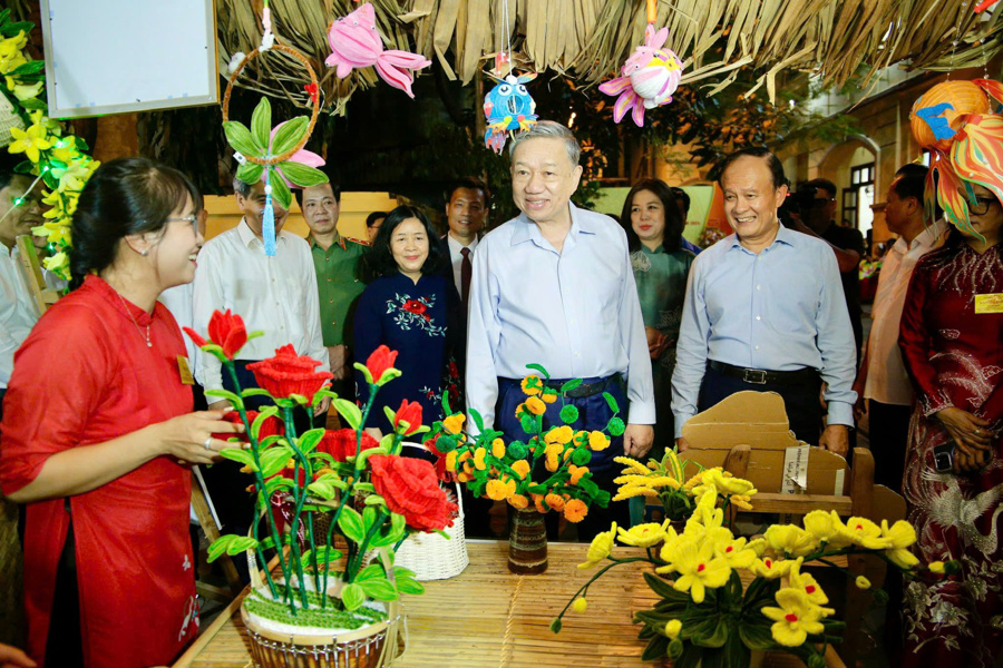 Tổng Bí thư Tô Lâm cùng lãnh đạo TP Hà Nội tham quan các gian hàng trưng bày tại Ngày hội Đại đoàn kết toàn dân tộc phường Quán Thánh, quận Ba Đình, Hà Nội. 