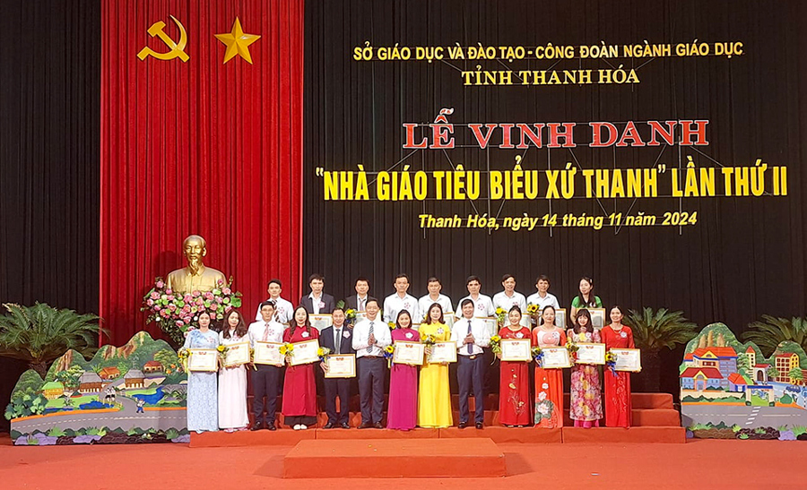 Đại lãnh đạo Sở GD&ĐT và Liên đoàn Lao động tỉnh trao thưởng cho các nhà giáo tiêu biểu.