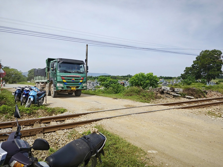 Mặc dù đã có biển cấm nhưng xe tải vẫn vô tư đi qua.