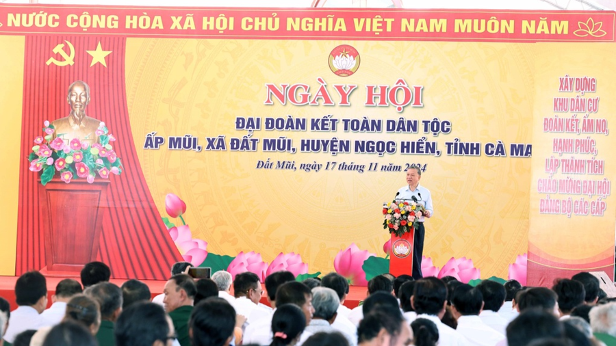 Tổng Bí thư Tô Lâm phát biểu tại Ngày hội Đại đoàn kết toàn dân tại ấp Mũi xã Đất Mũi huyện Ngọc Hiển tỉnh Cà Mau. Ảnh: Thống Nhất/TTXVN