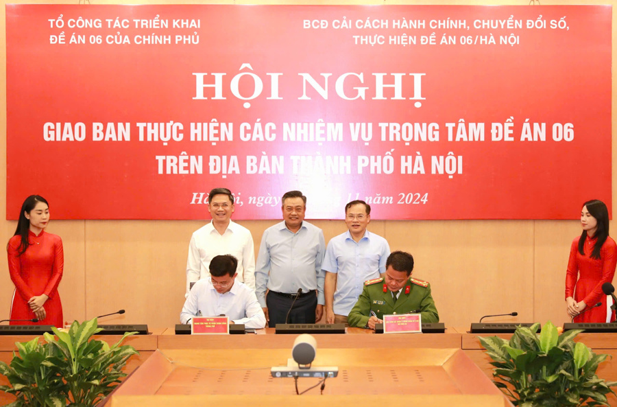 Trung tâm Phục vụ hành chính công TP Hà Nội ký kết biên bản phối hợp triển khai một số nhiệm vụ của Đề án 06 với Cục Cảnh sát quản lý hành chính về trật tự xã hội. 