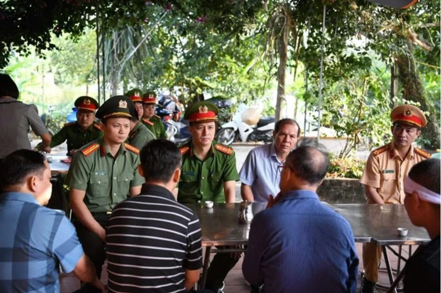 Đoàn công tác của Công an tỉnh Phú Thọ tới thăm hỏi, động viên gia đình 5 em học sinh bị đuối nước.