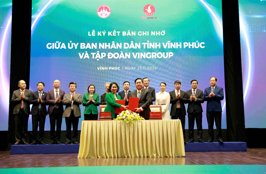 Lãnh đạo tỉnh Vĩnh Phúc và lãnh đạo Tập đoàn Vingroup ký kết biên bản ghi nhớ hợp tác toàn diện về chuyển đổi xanh. Ảnh: Lương Giang