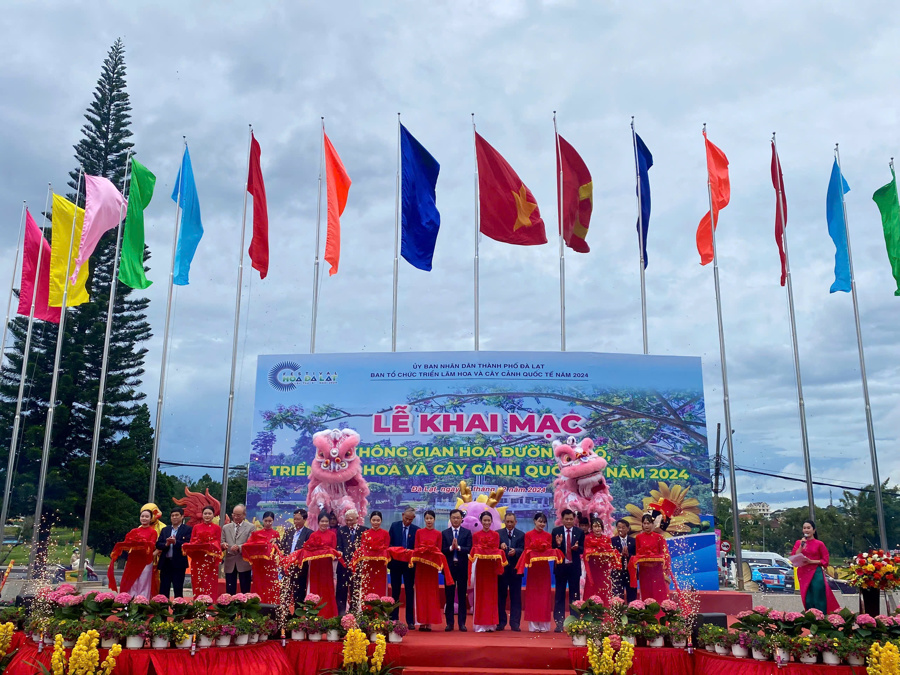 Các đại biểu cắt băng khánh thành Lễ khai mạc chương trình “Không gian hoa đường phố” và “Triển lãm hoa, cây cảnh quốc tế”