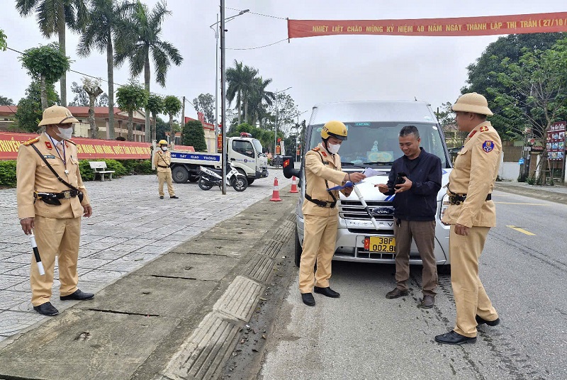 Lực lượng Cảnh sát giao thông, Công an huyện Can Lộc tuần tra, kiểm soát giao thông trên đường Nguyễn Thiếp, thị trấn Nghèn