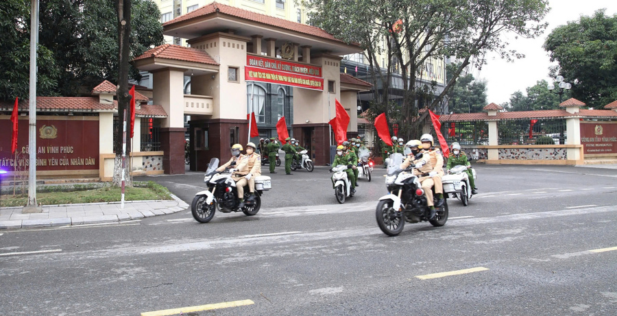 Lực lượng chức năng diễu hành trên các tuyến phố của TP Vĩnh Yên bắt đầu đợt cao điểm tấn công trấn áp tội phạm. Ảnh: CAVP