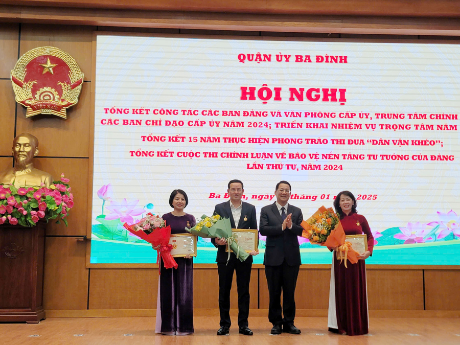 Phó Trưởng ban Thường trực Ban Dân vận Thành ủy Hà Nội Vũ Hà trao tặng Kỷ niệm chương “Vì sự nghiệp Dân vận” cho các cá nhân quận Ba Đình.