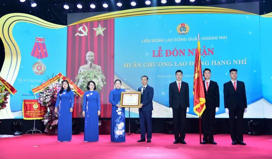 Bí thư Quận ủy Hoàng Mai Nguyễn Xuân Linh trao Huân chương Lao động hạng Nhì cho Liên đoàn Lao động quận Hoàng Mai. Ảnh AT.