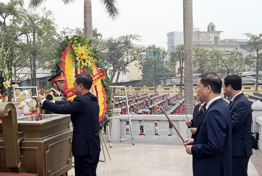 Quận Hoàng Mai tổ chức dâng hương tại Đài tưởng niệm nghĩa trang liệt sĩ Ngọc Hồi. Ảnh AT