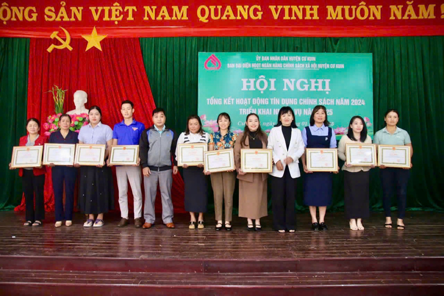 Lãnh đạo HĐND, UBND huyện Cư Kuin tặng giấy khen cho các tập thể , cá nhân xuất sắc trong hoạt động Tín dụng chính sách.