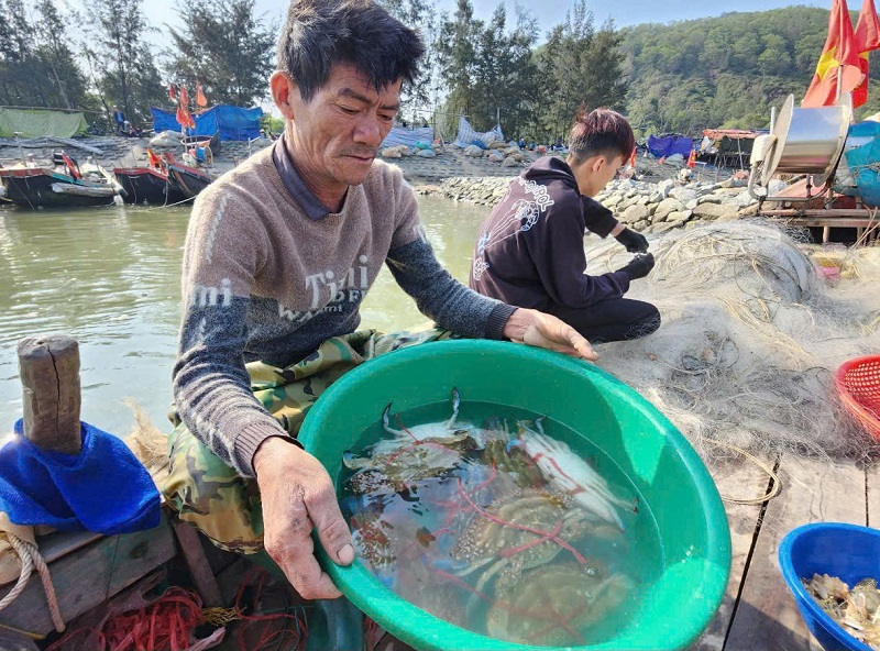 Ngư dân Dương Văn Thông vui mừng sau chuyến đi biển đầu mùa Xuân mới thắng lợi