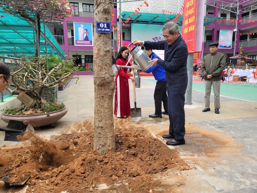 Bí thư Quận uỷ Ba Đình Hoàng Minh Dũng Tiến tham gia hưởng ứng Tết trồng cây. 