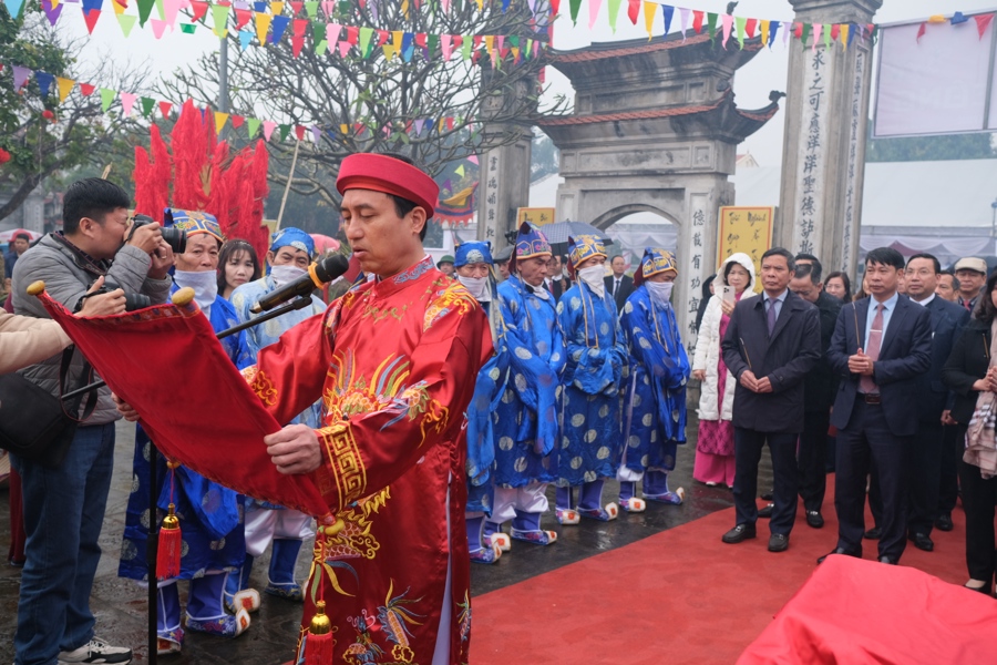 Lãnh đạo UBND tỉnh Vĩnh Phúc và lãnh đạo thành phố Phúc Yên dâng hương, tế lễ tại đền Ngô Tướng công sáng 6/2. Ảnh: Sỹ Hào. 