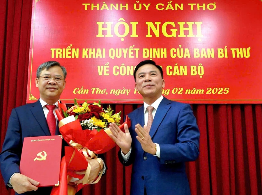 Ông Trương Cảnh Tuyên nhận quyết định đảm nhận chức vụ Phó bí thư Thành ủy Cần Thơ. Ảnh CTV