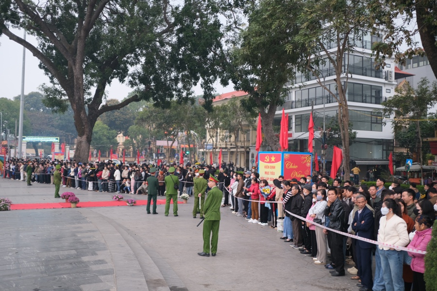 Người dân tập trung tại quảng trường 31/10 để động viên, cổ vũ và chia tay các tân binh lên đường nhập ngũ. Ảnh: Sỹ Hào