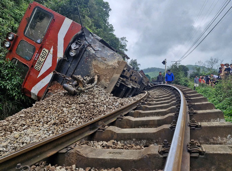 Tàu hàng bị lật tại Km358+480 (đoạn gần ga Hòa Duyệt, xã Đức Liên, huyện Vũ Quang) khiến đường sắt Bắc- Nam tê liệt