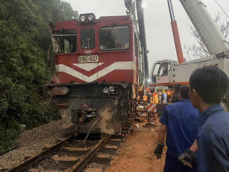 Đầu máy tàu HH62 và các toa bị lật đã được cẩu lên đường ray an toàn