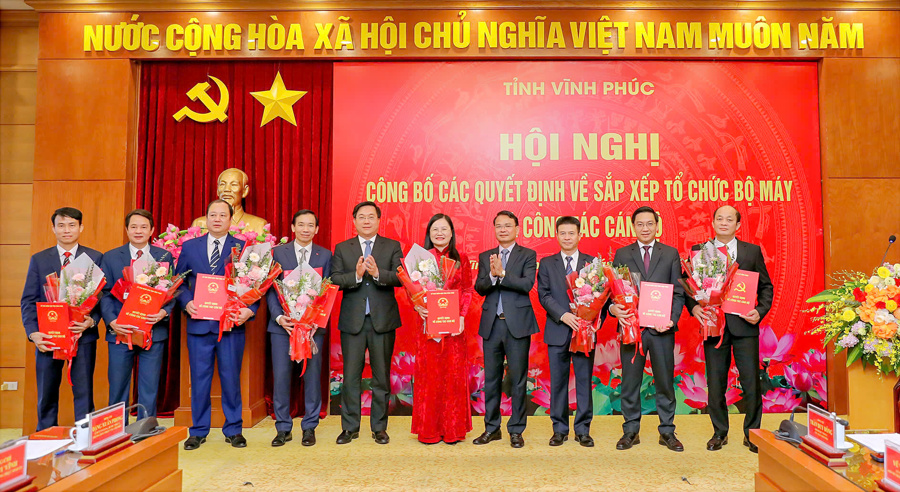 Bí thư Tỉnh ủy Đặng Xuân Phong, Chủ tịch UBND tỉnh Trần Duy Đông tặng hoa và trao các quyết định điều động, bổ nhiệm giám đốc, giao quyền phụ trách các sở, ban, ngành sau khi thực hiện sắp xếp tổ chức bộ máy. Ảnh: L.Giang