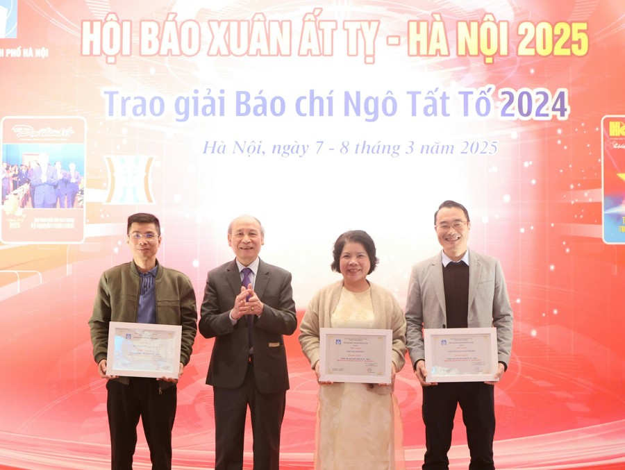 Ban tổ chức trao giải "Bìa báo đẹp" cho báo Báo Kinh tế & Đô thị và các cơ quan báo chí. Ảnh: Thanh Hải.