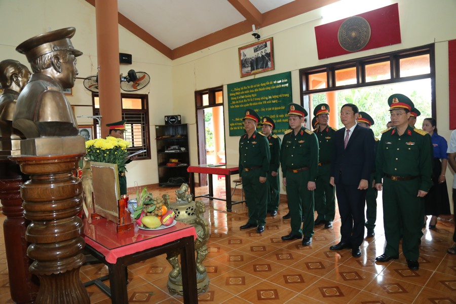 Thiếu tướng Lê Ngọc Hải -Tư lệnh Quân khu V và Đoàn công tác dâng hưởng tưởng nhớ tri ân Trung tướng Phạm Kiệt.