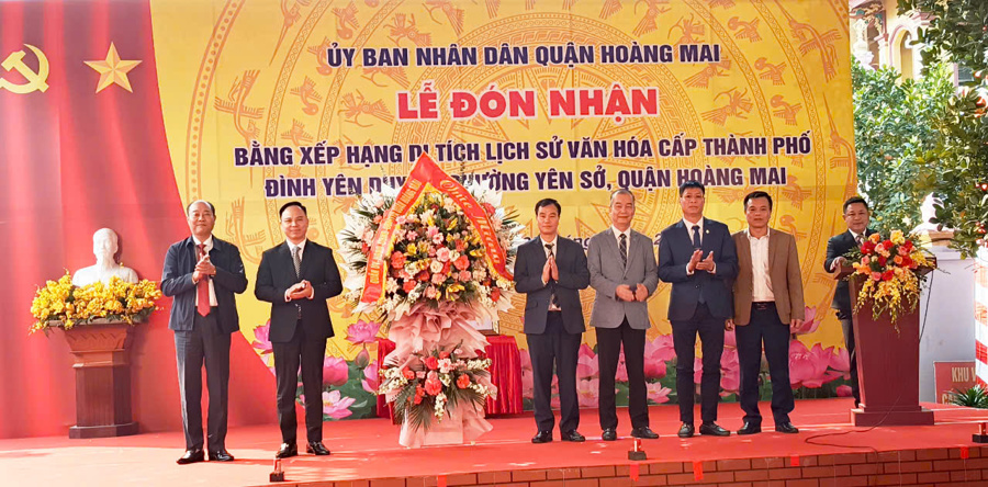 Lãnh đạo quận Hoàng Mai chúc mừng phường Yên Sở đón nhận uyết định công nhận Đình Yên Duyên là di tích Lịch sử văn hóa cấp Thành phố. Thảo Chí