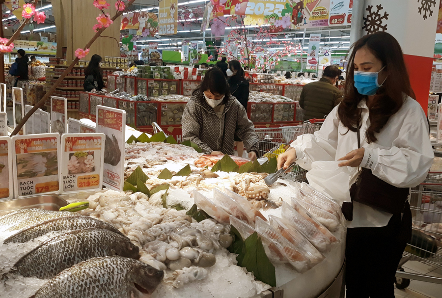Người tiêu dùng mua thực phẩm tại Big C Thăng Long ngày 1/1/2022